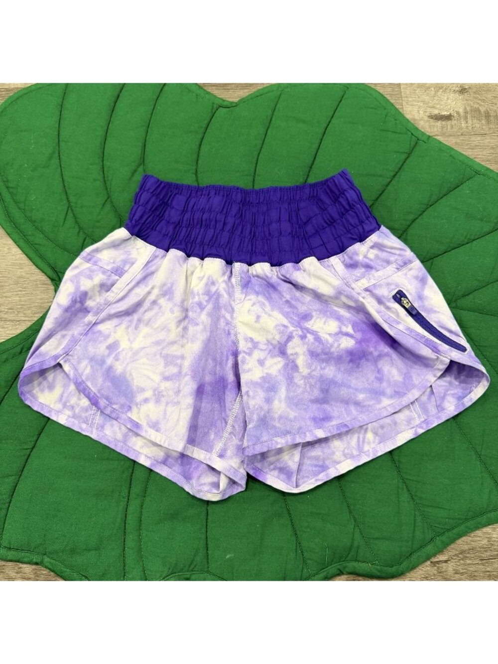 Lululemon Hotty Hot Womens 4 Purple Tie Dye Shorts